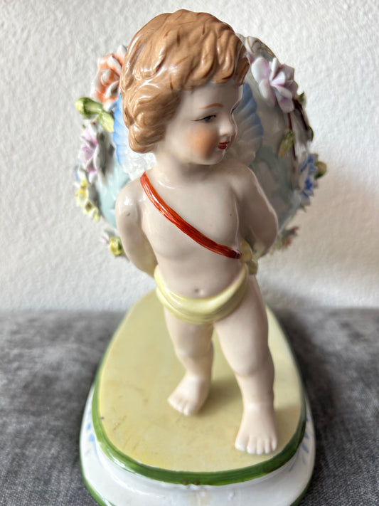Porzellanfigur von Engeln mit floralem Füllhorn