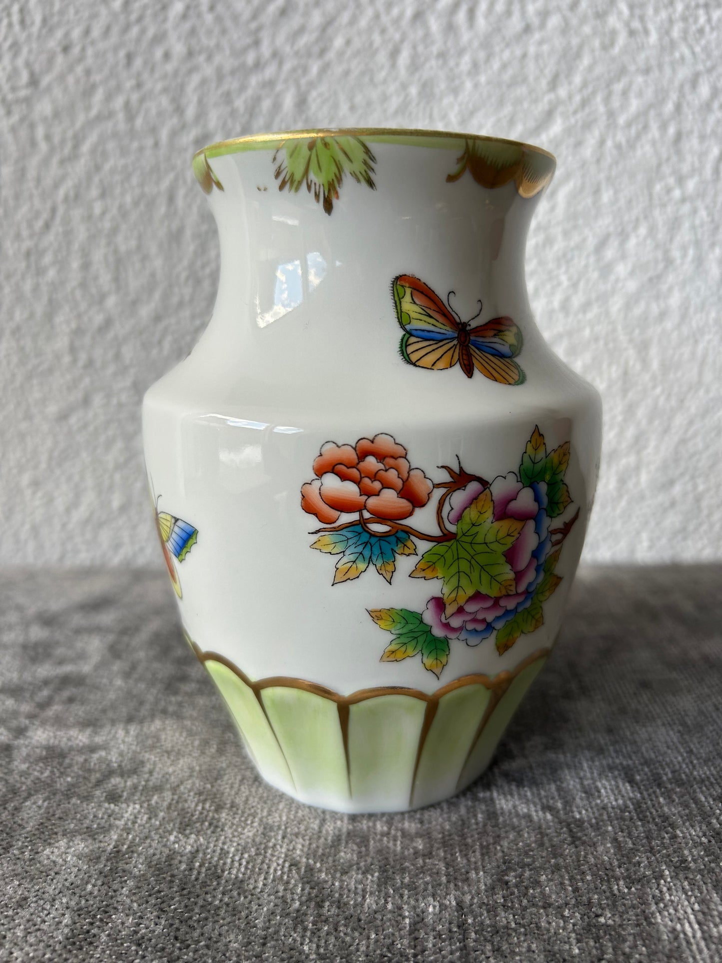 Small Porcelain vase with 'Queen Victoria' pattern by Herend