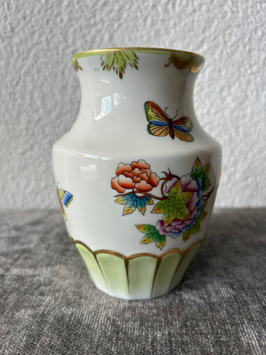 Small Porcelain vase with 'Queen Victoria' pattern by Herend
