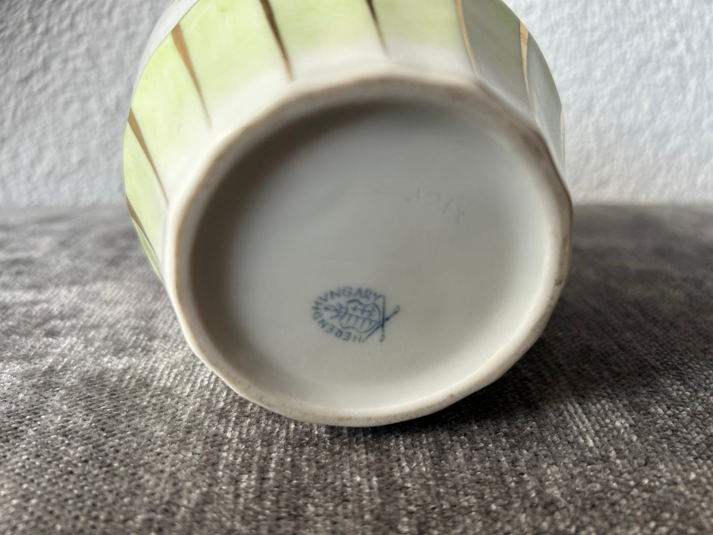Small Porcelain vase with 'Queen Victoria' pattern by Herend